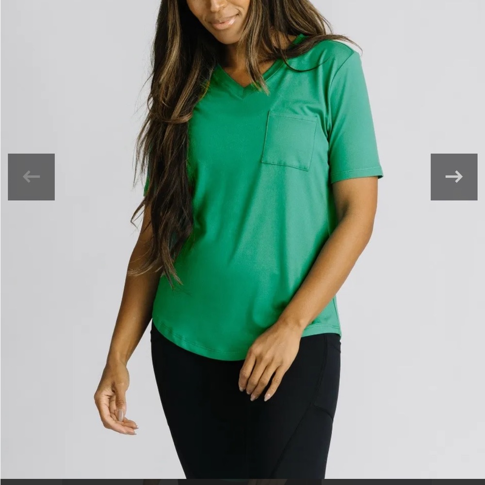 NWT Zyia Kelly Go To Pocket Vneck
